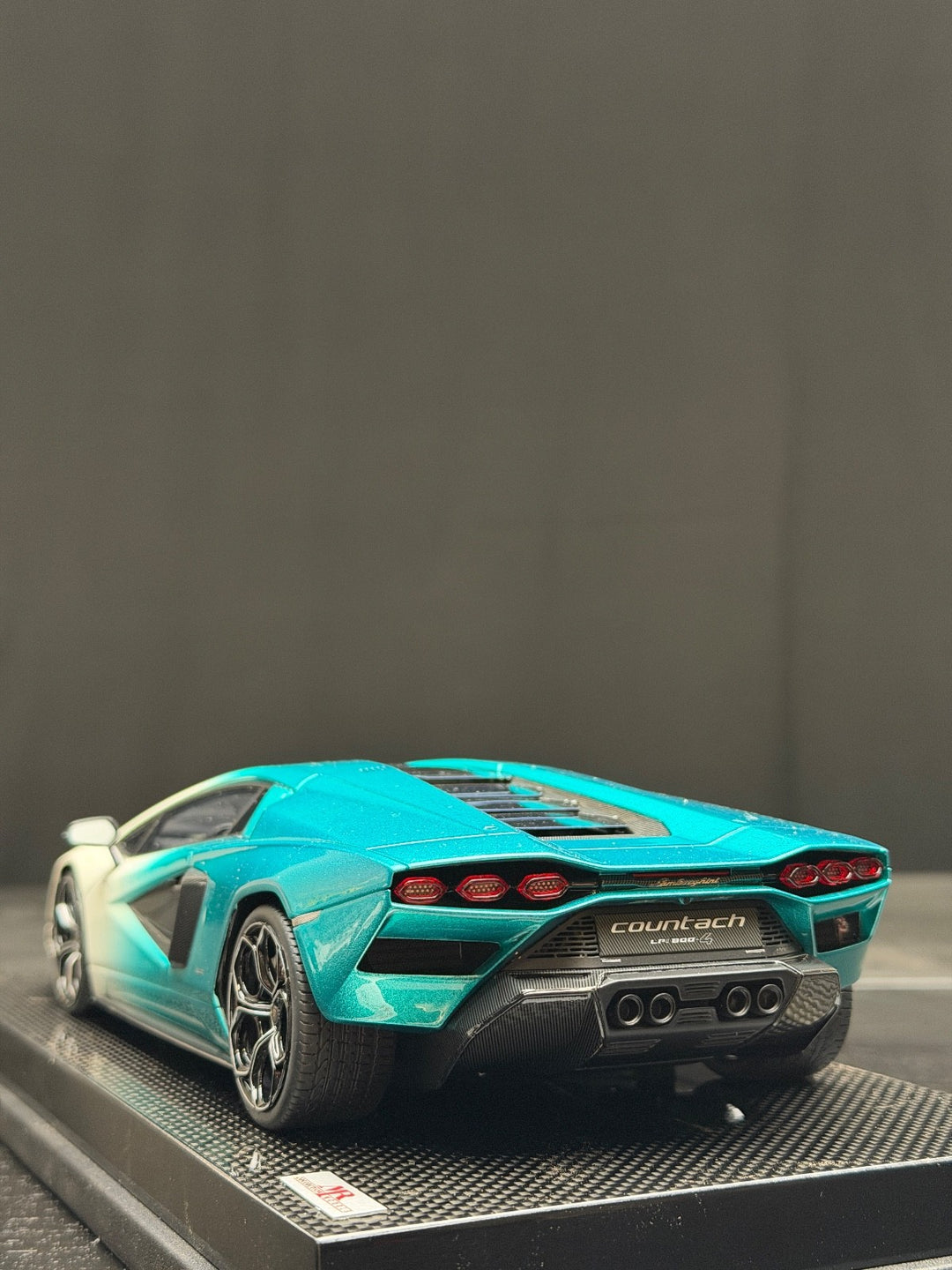 Lamborghini Countach (White/ Blue) [MR Collection] 1/18 scale