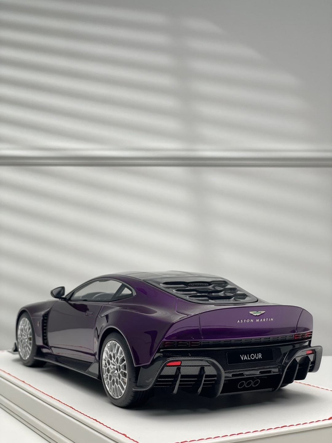Aston Martin Valour (Midnight Purple) [Runner] 1/18 scale