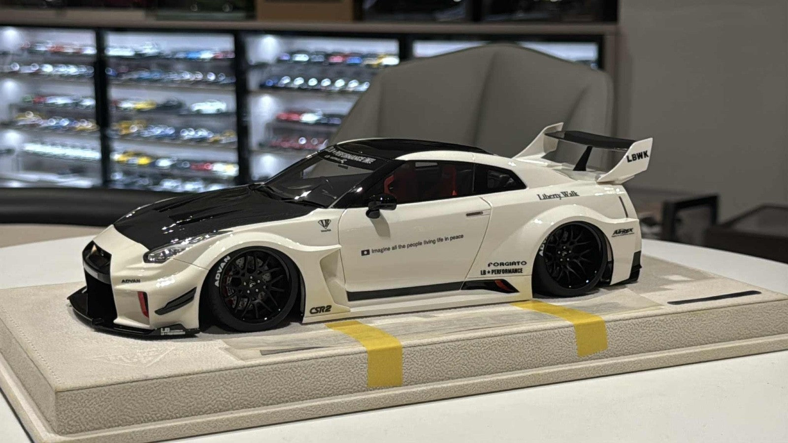Nissan R35 GTR (White/ Black) [Make Up Model] 1:18 scale – Collectors ...