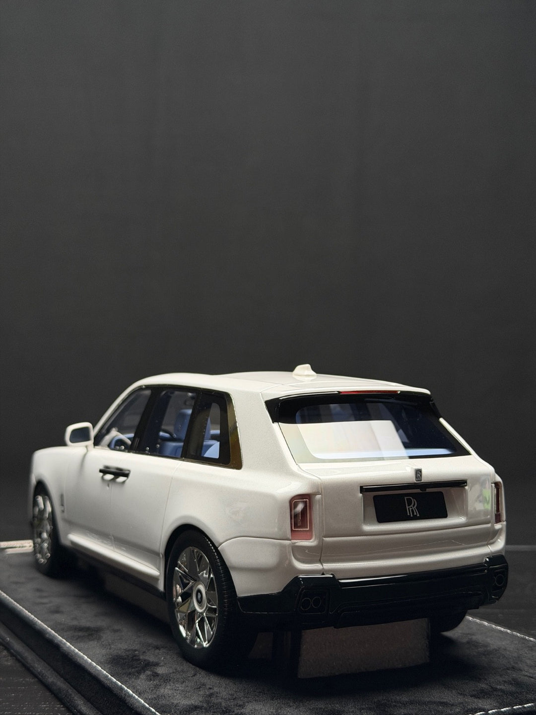 Rolls-Royce Cullinan Series II (White) [H&H] 1/18 scale