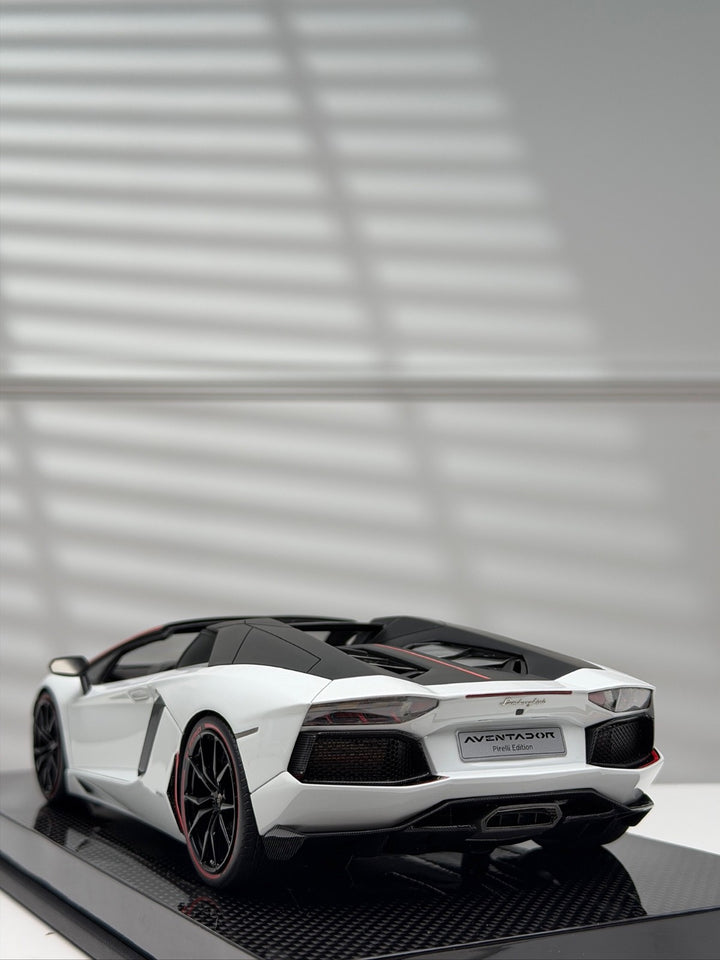 Lamborghini Aventador Roadster (White, Pirelli) [MR Collection] 1/18 scale