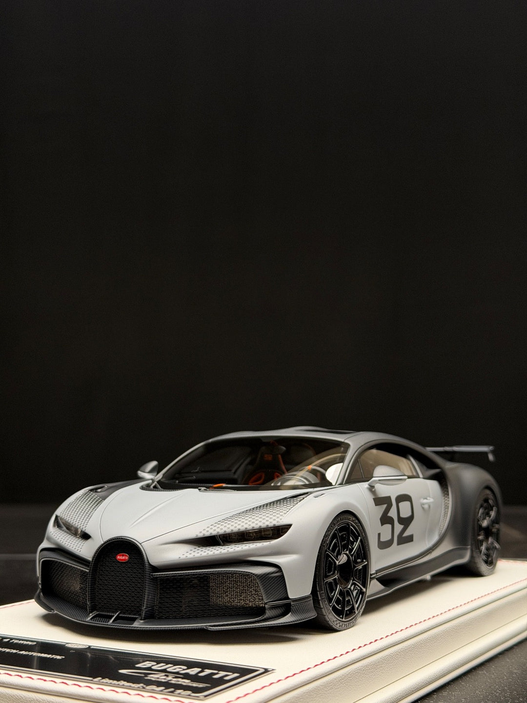 Bugatti Chiron Pur Sport (Gray/ Black no.32) [Davis & Giovanni] 1:18 scale