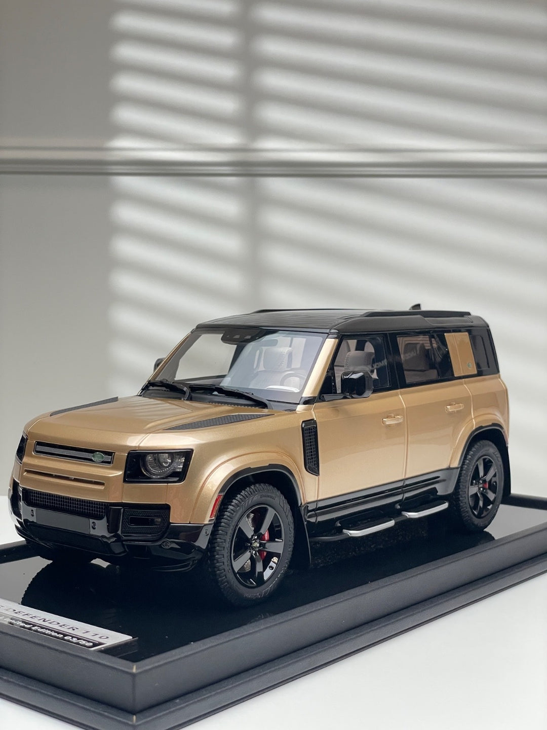 Land Rover Defender (Bronze) [OEM EXCLUSIVE] 1:18 scale
