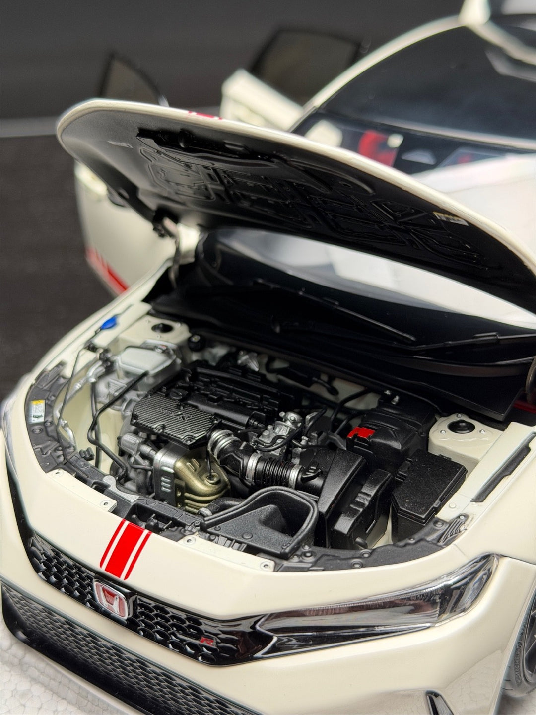 Honda Civic Type R HKS (White/ Red) [Motorhelix] 1/18 scale