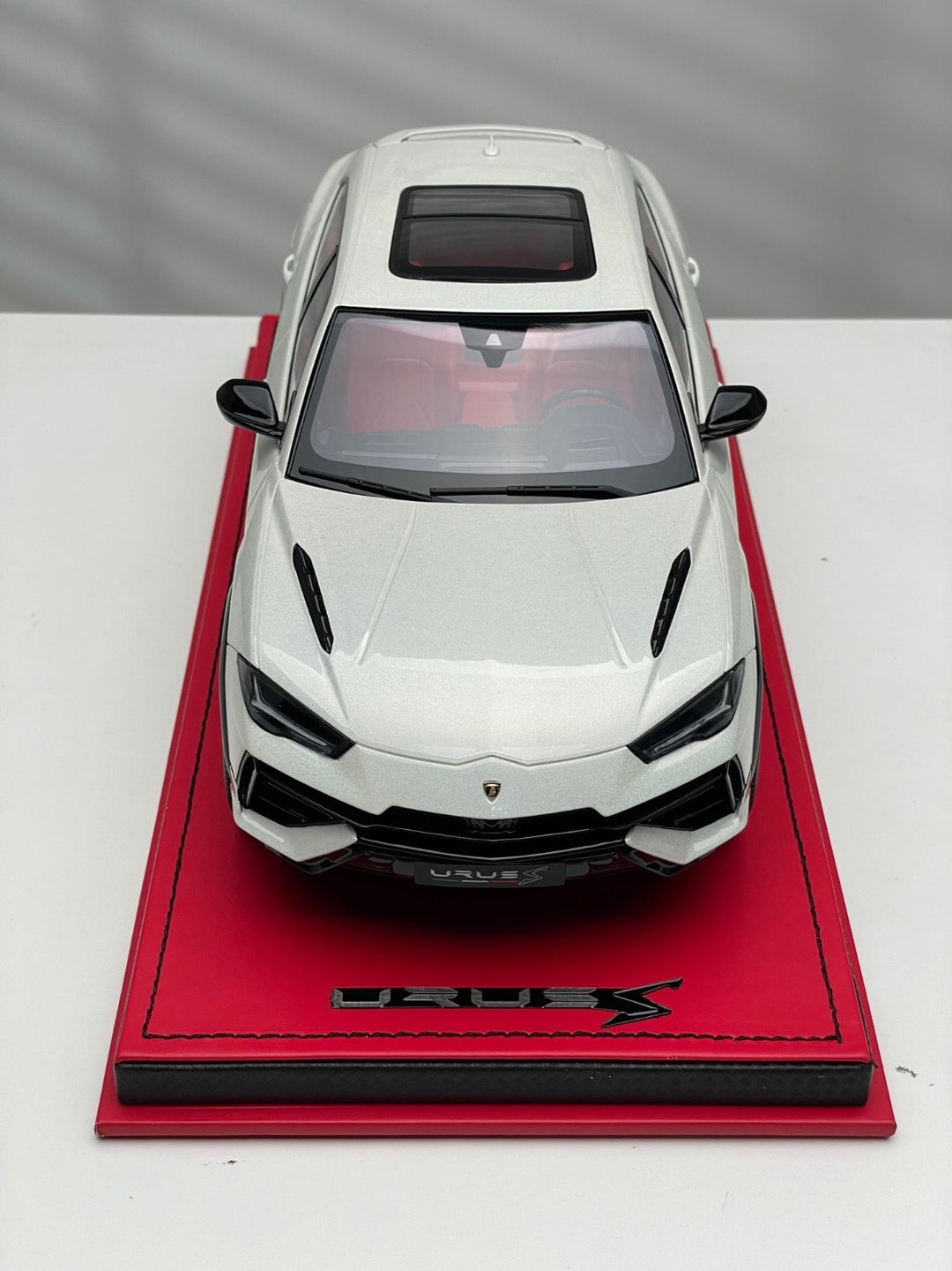 Lamborghini Urus (Fantasy White) [MR Collection] 1/18 scale