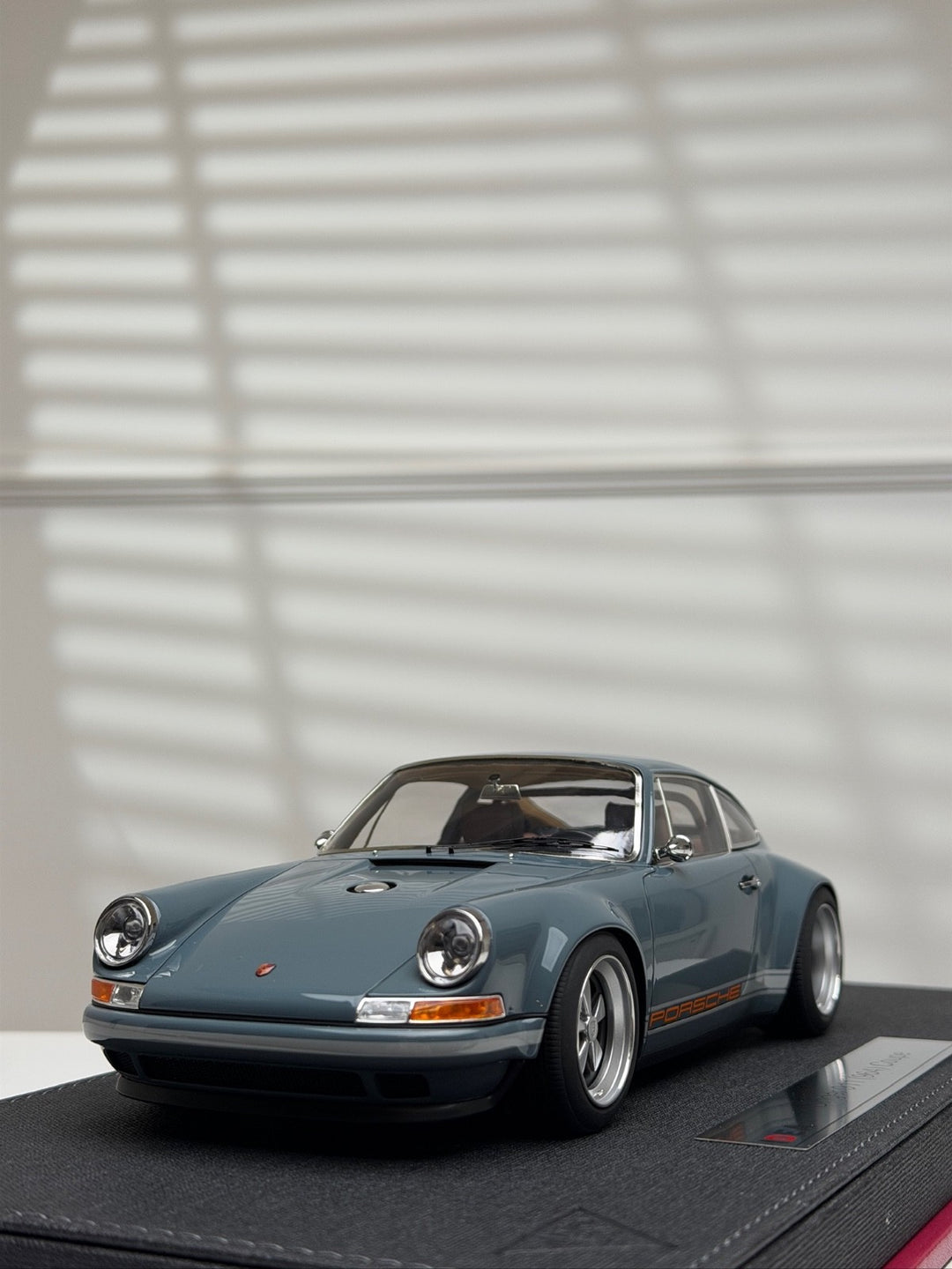 Porsche 911 Singer Coupe (Dark Gray) [Make Up IDEA] 1/18 scale