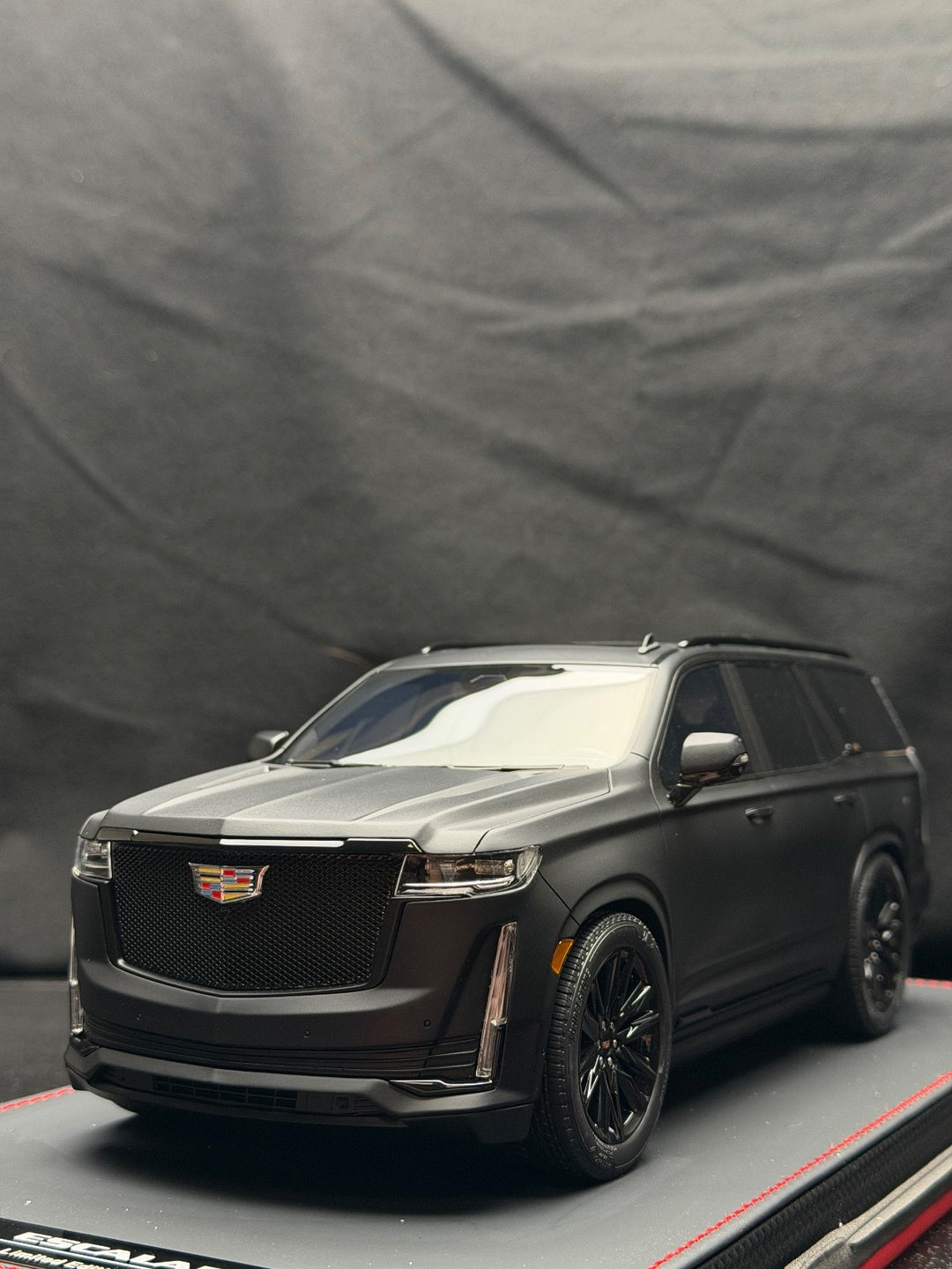 Cadillac Escalade (Matte Black) [BBA Model] 1/18 scale