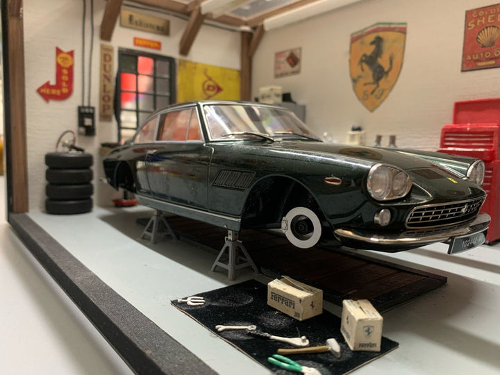 Classic Ferrari Garage Diorama with Lights [1:18 scale]