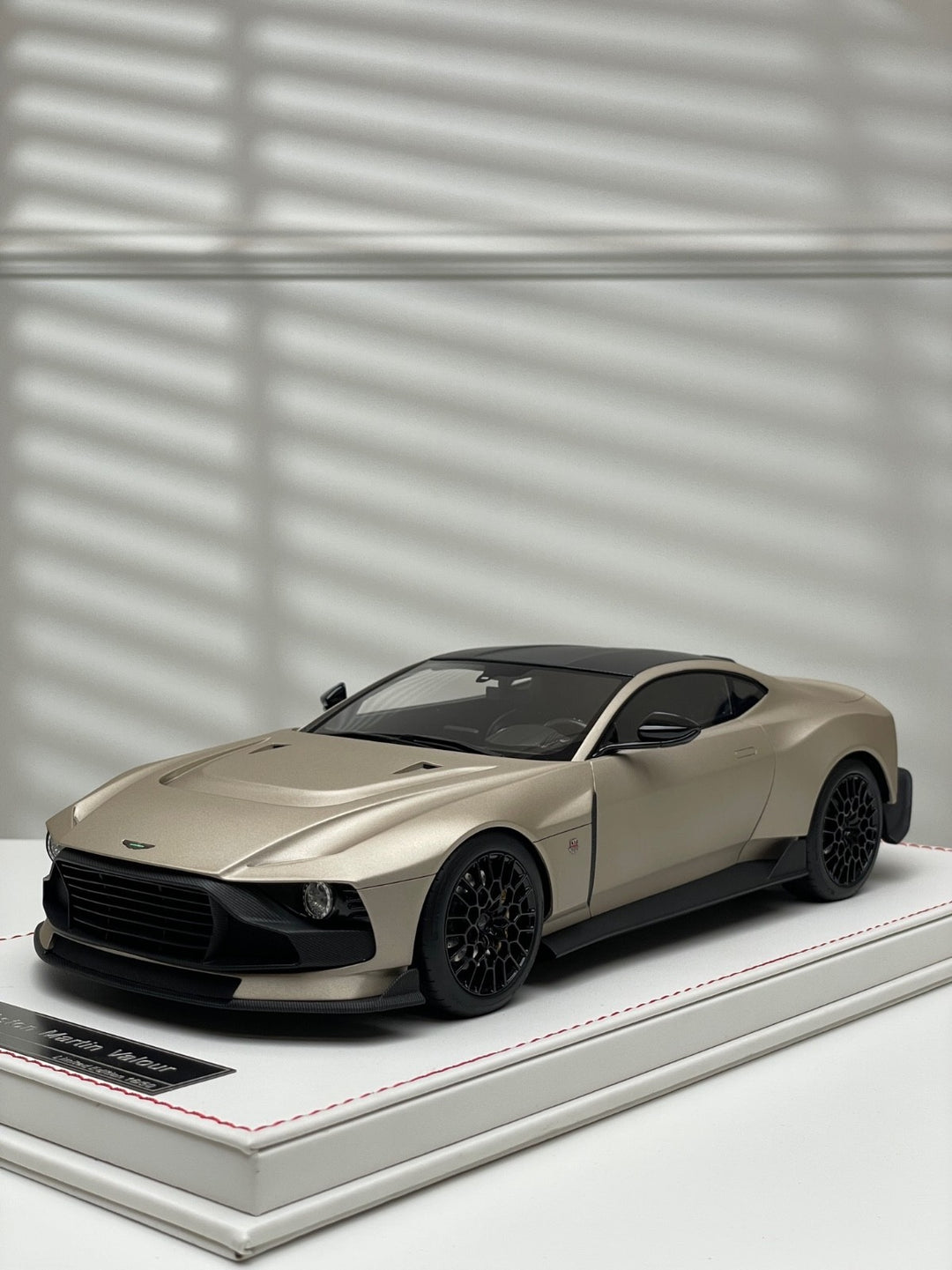 Aston Martin Valour (Satin Silver Birch) [Runner] 1/18 scale