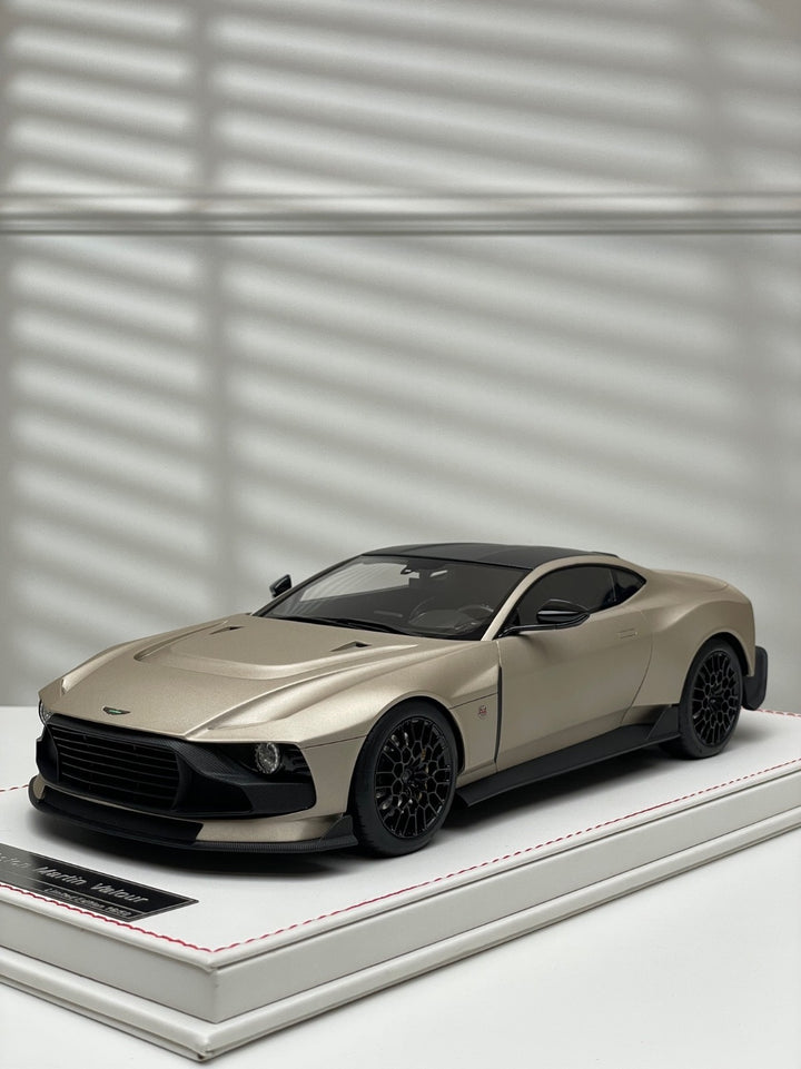 Aston Martin Valour (Satin Silver Birch) [Runner] 1/18 scale