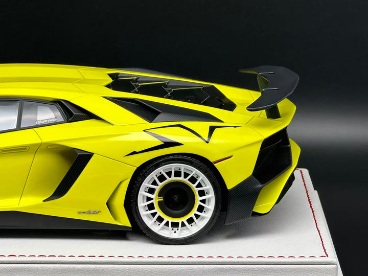 Lamborghini Aventador LP750-4 SV (Neon Yellow) [Davis & Giovanni] 1/18 scale