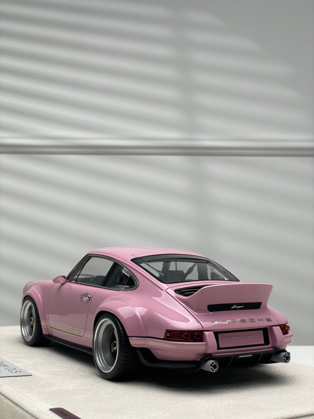 Porsche 911 Singer DLS (Pink "The Mistress") [Make up Eidolon] 1/18 scale