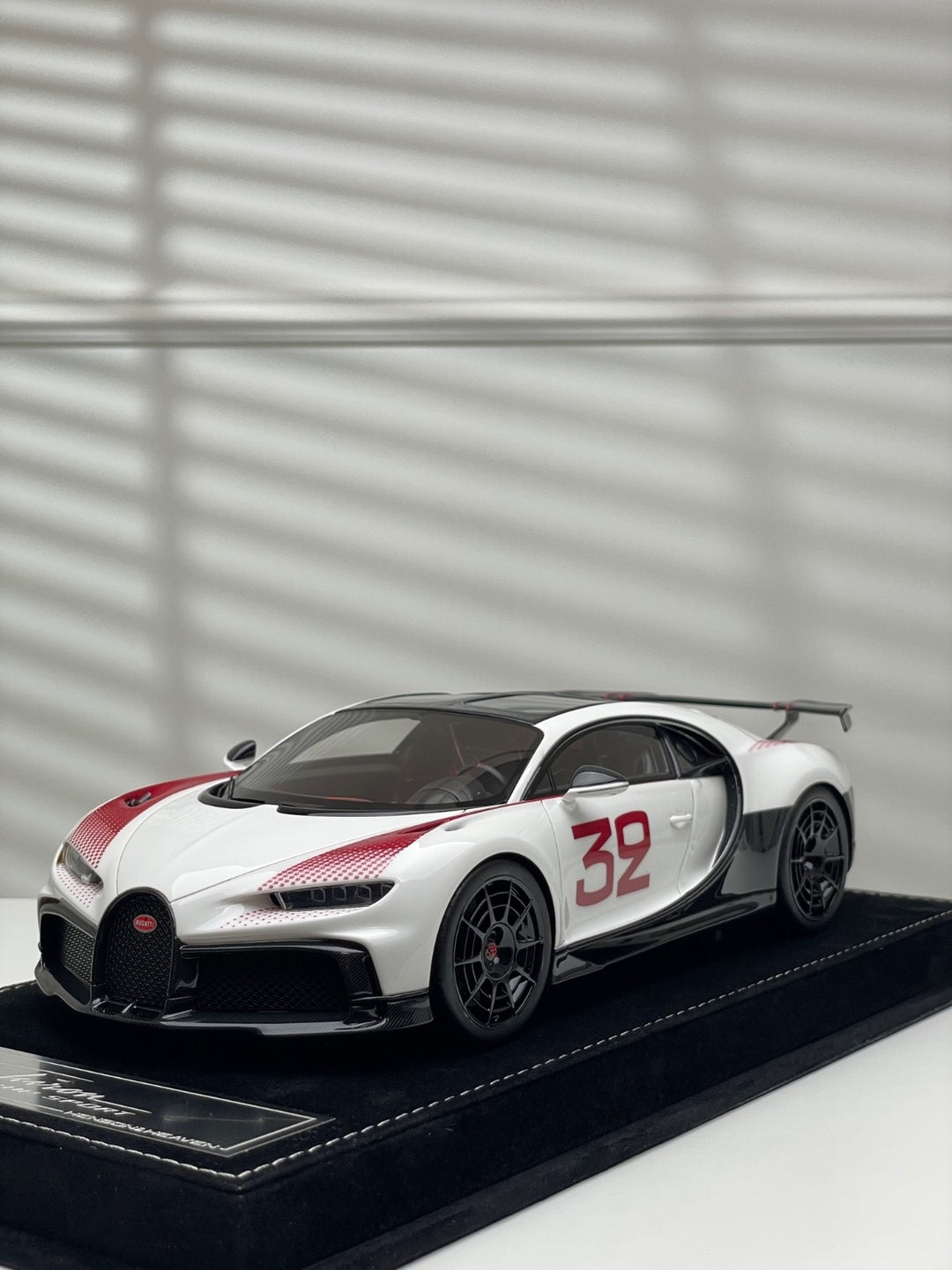 Bugatti Chiron Pur Sport (Pearl White no. 32 Decal) [Henson&Heaven] 1/18 scale