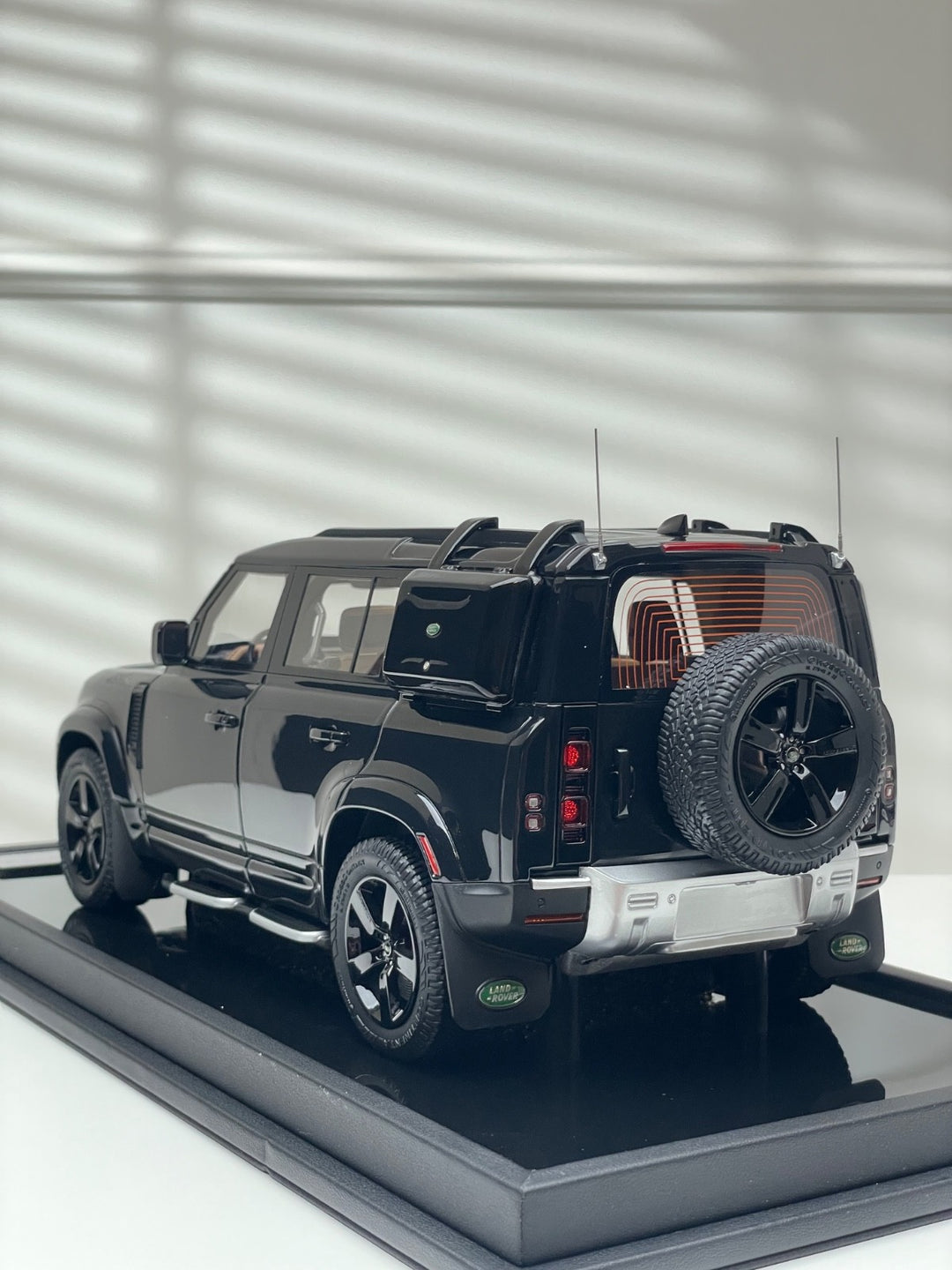Land Rover Defender (Gloss Black/ Brown Interior) [OEM EXCLUSIVE] 1:18 scale