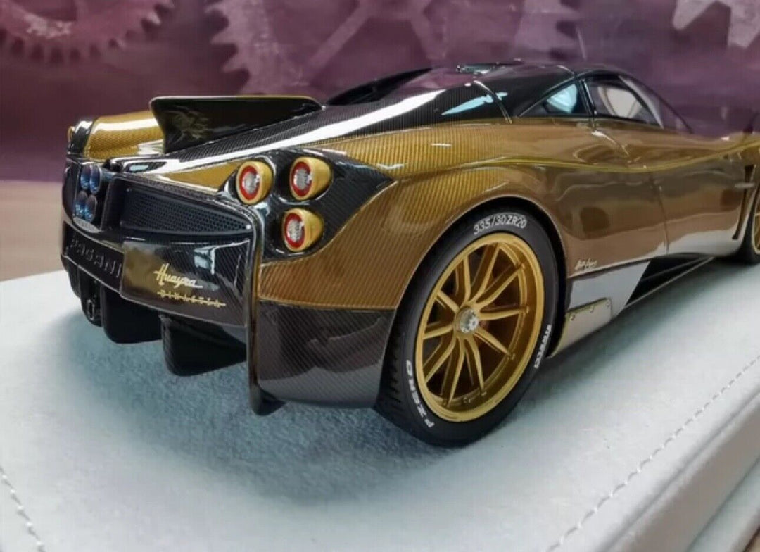 Pagani Huayra (Gold Carbon) [FuelMe] 1/18 scale