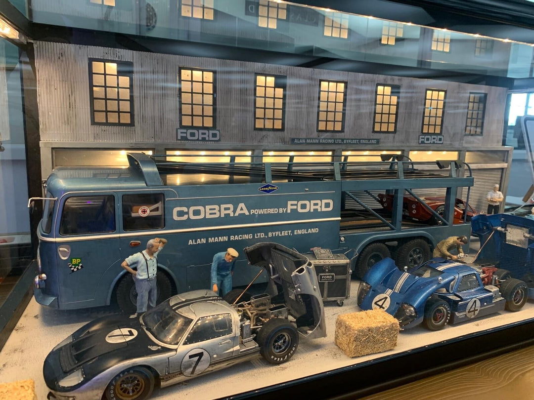 Classic Ford Garage/ Workshop Diorama with Lights [1:18 scale]