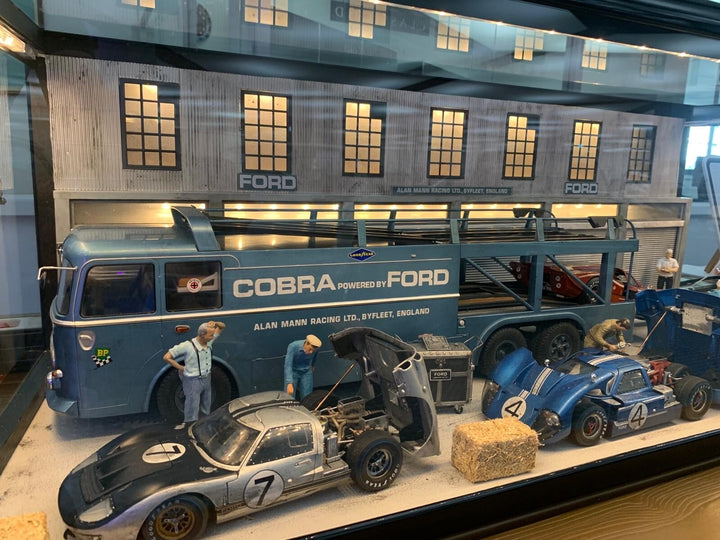 Classic Ford Garage/ Workshop Diorama with Lights [1:18 scale]