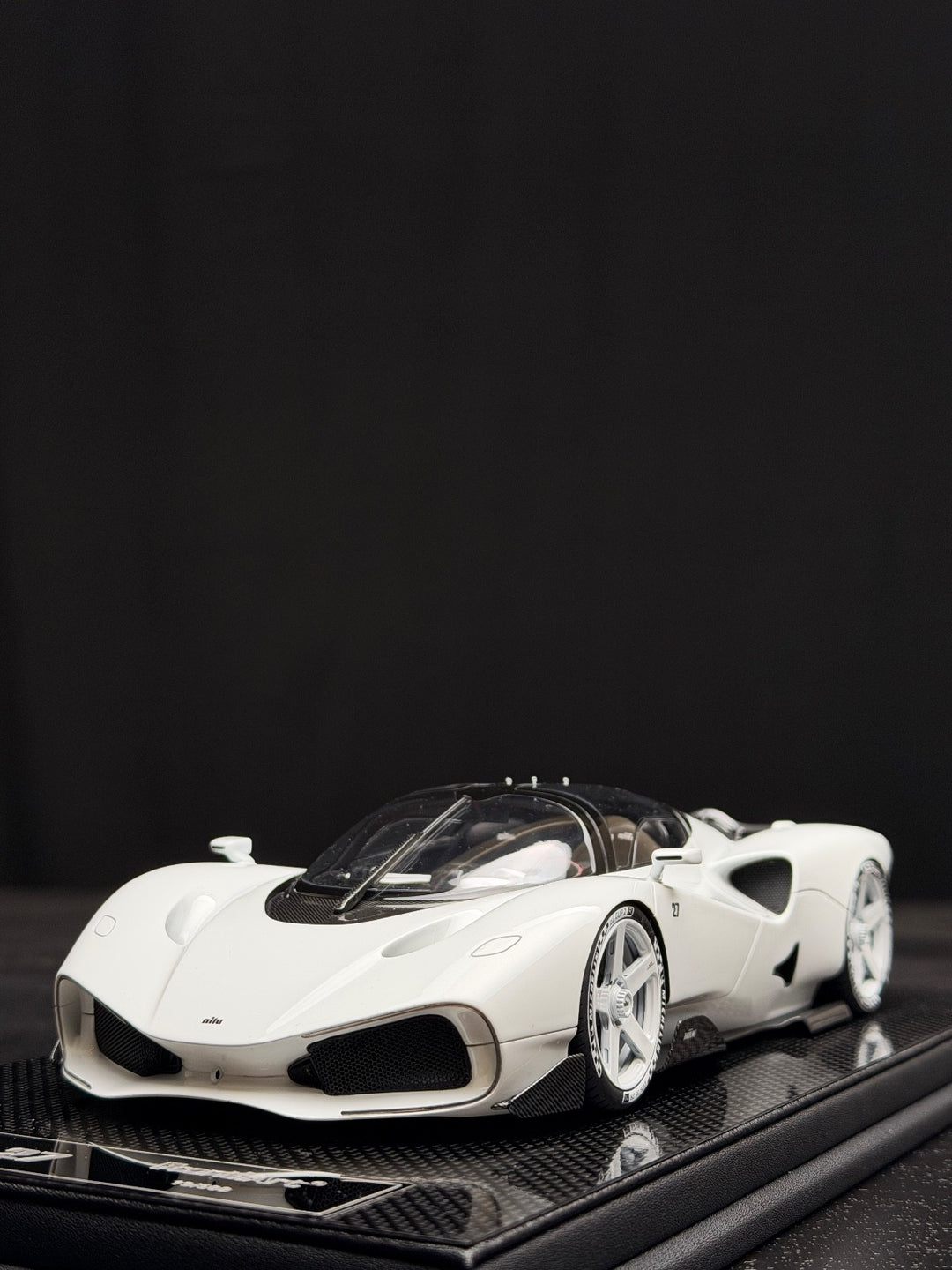 Nilu 27 (White) [FrontiArt] 1:18 scale