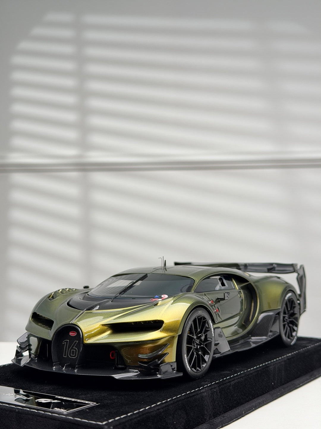 Bugatti Vision GT (Chameleon Green) [Henson&Heaven] 1/18 scale
