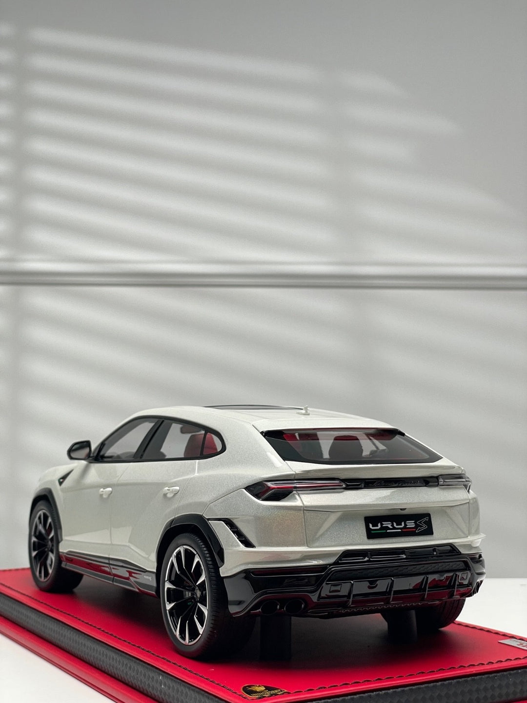 Lamborghini Urus (Fantasy White) [MR Collection] 1/18 scale