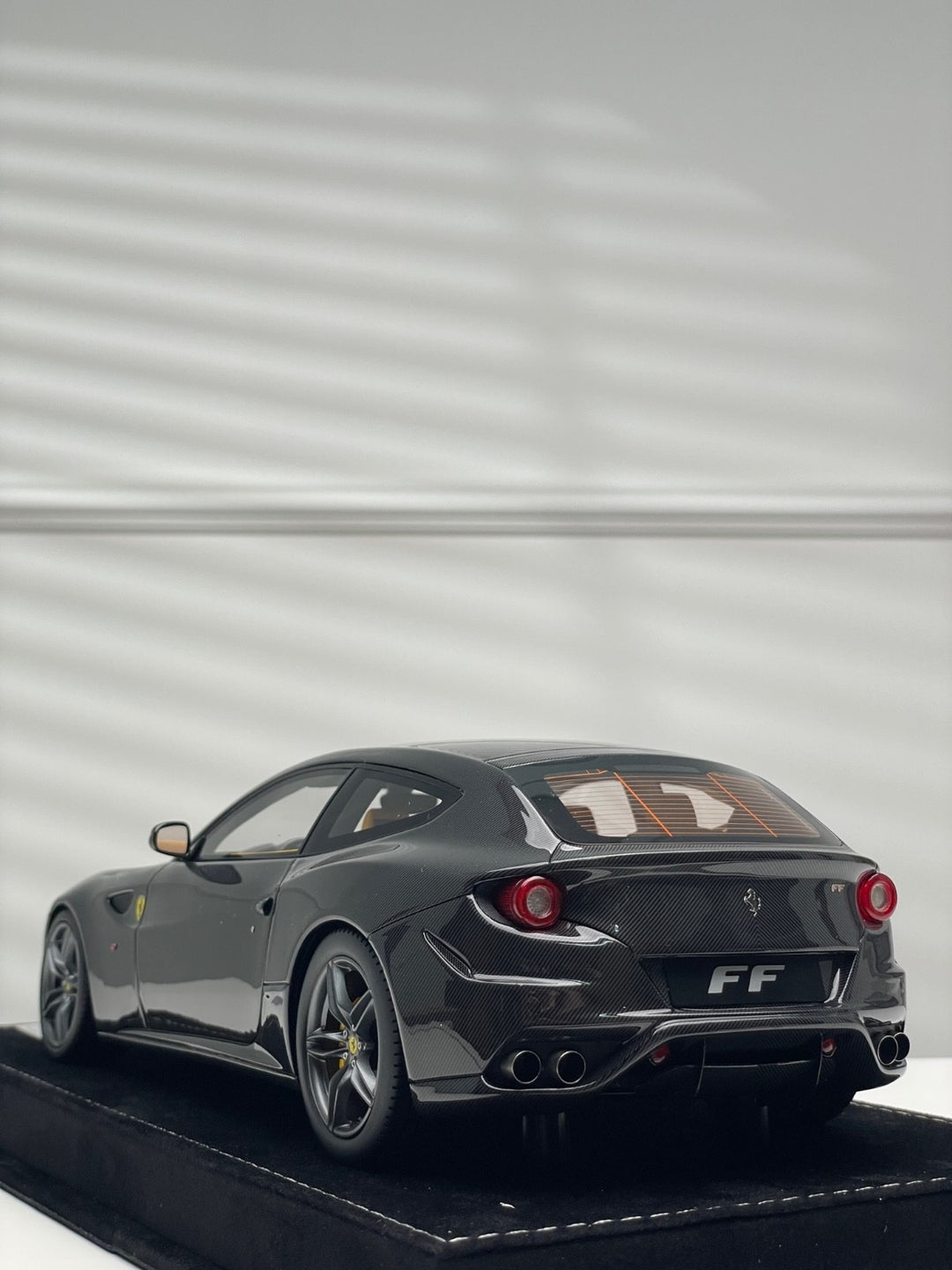 Ferrari FF (Carbon Fiber) [Henson&Heaven] 1/18 scale