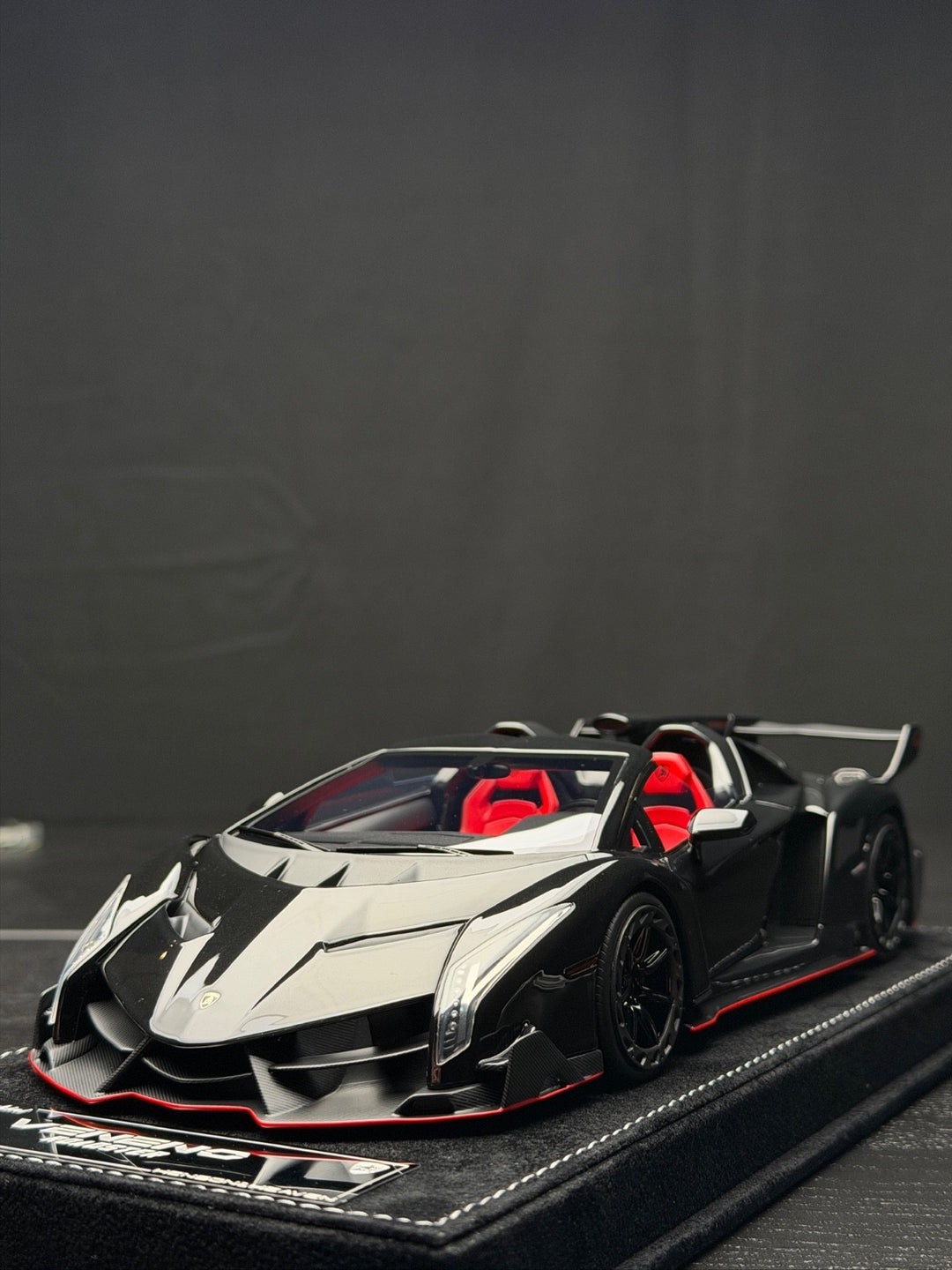 Lamborghini Veneno Roadster (Black) [Henson&Heaven] 1/18 scale