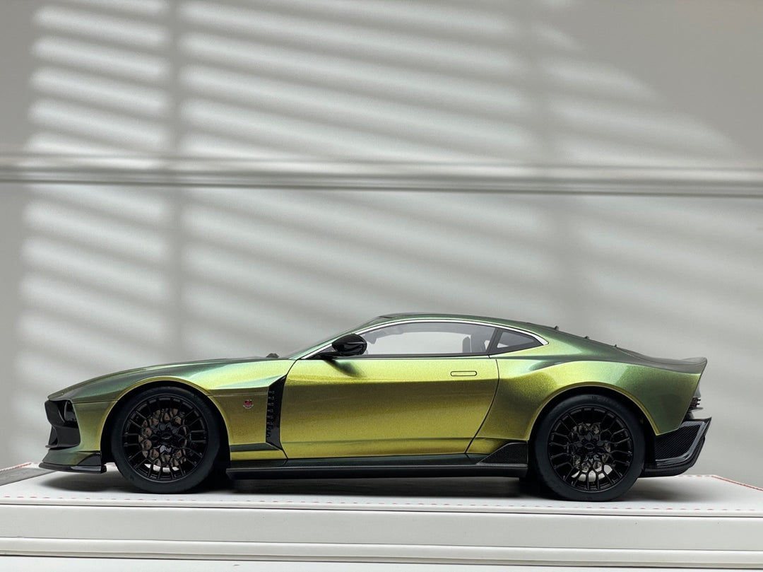 Aston Martin Valour (Verdant Jade) [Runner] 1/18 scale