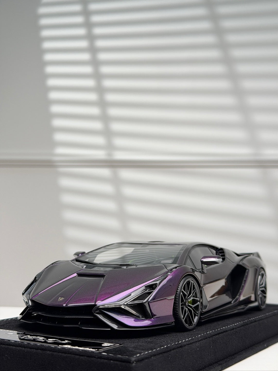 Lamborghini Sian FKP 37 (Chameleon Purple) [Henson&Heaven] 1/18 scale