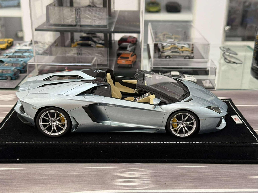 Lamborghini Aventador Roadster LP700-4 (Ice Blue) [MR Collection] 1/18 scale