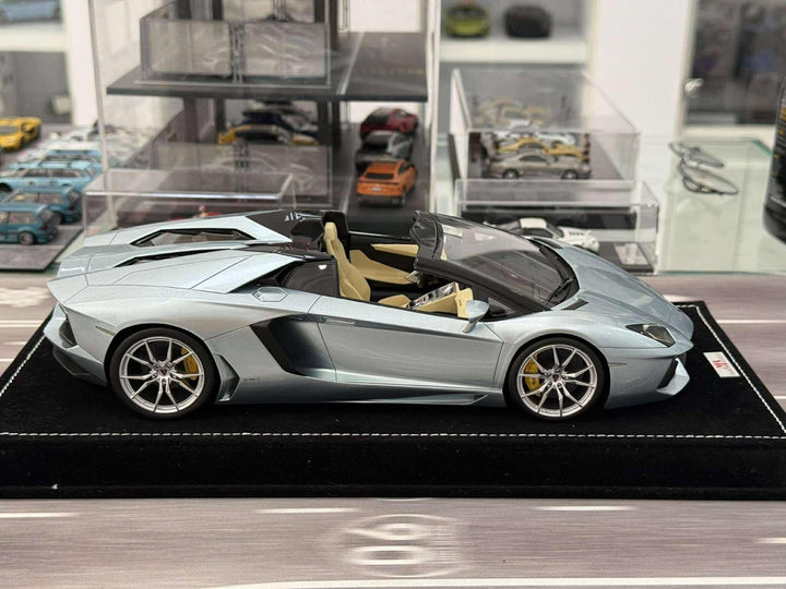 Lamborghini Aventador Roadster LP700-4 (Ice Blue) [MR Collection] 1/18 scale