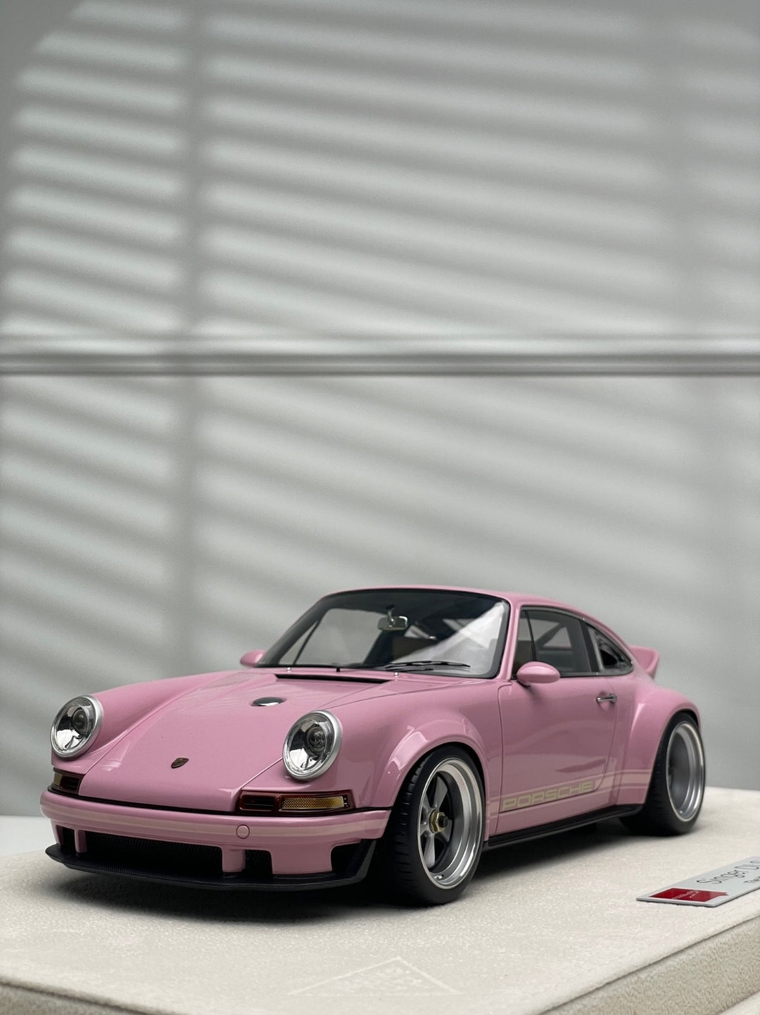 Porsche 911 Singer DLS (Pink "The Mistress") [Make up Eidolon] 1/18 scale