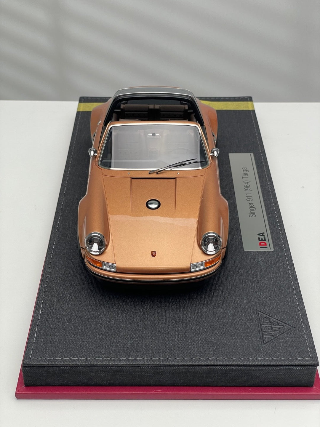 Porsche 911 Singer Targa (Gold) [Make Up IDEA] 1/18 scale