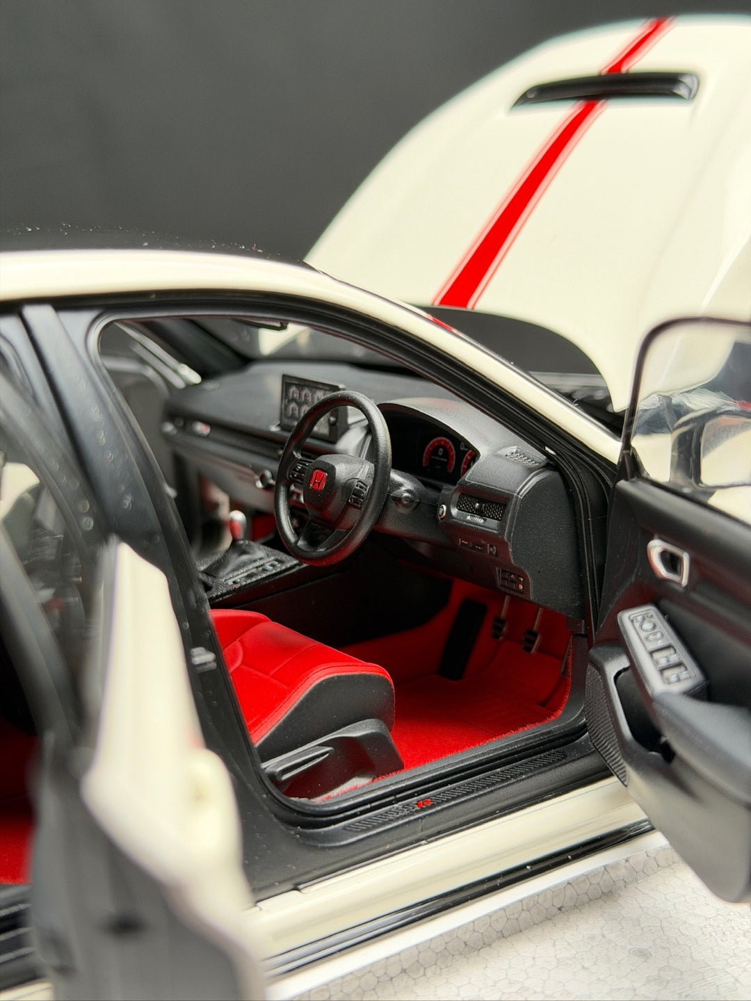 Honda Civic Type R HKS (White/ Red) [Motorhelix] 1/18 scale