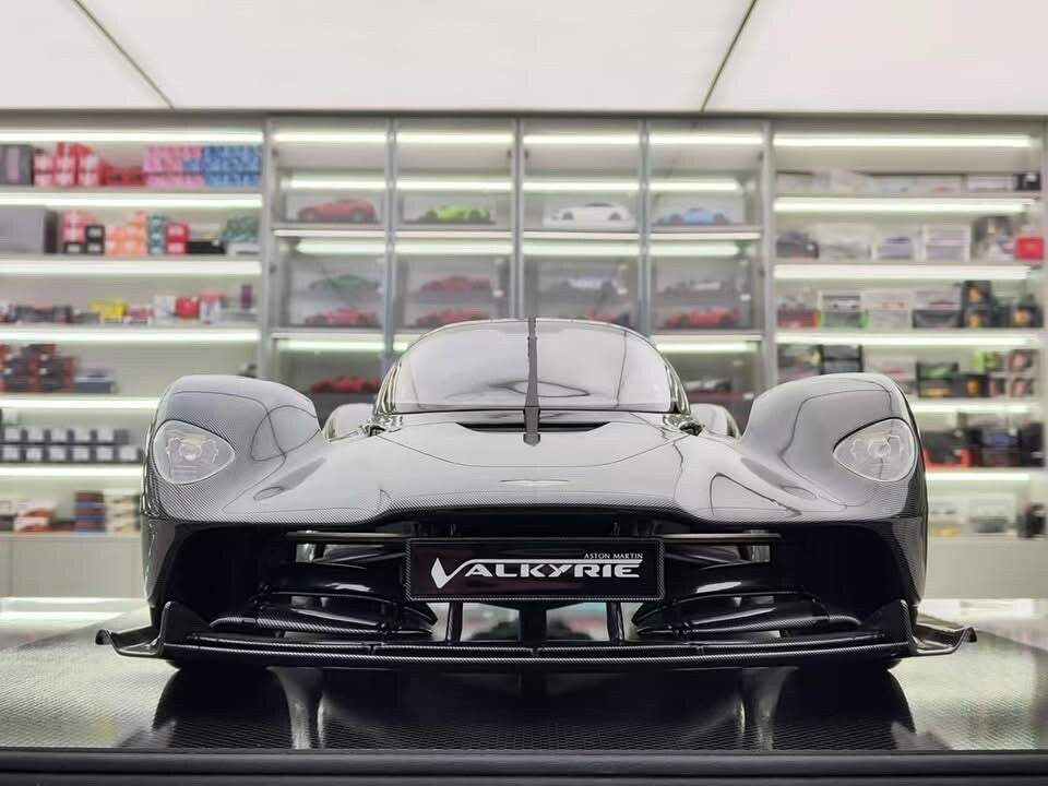 Aston Martin Valkyrie (Full Carbon Fiber) [Fronti-Art] 1:8 scale
