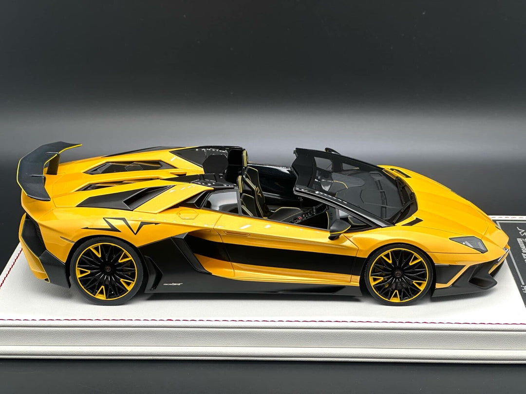 Lamborghini Aventador Roadster LP750-4 SV (Yellow) [Davis & Giovanni] 1:18 scale