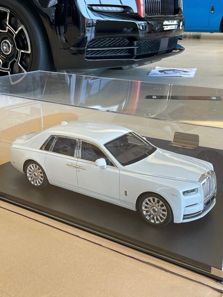 Rolls-Royce Phantom (White)[Fully opening + Lights] By: Amalgam 1:8 scale