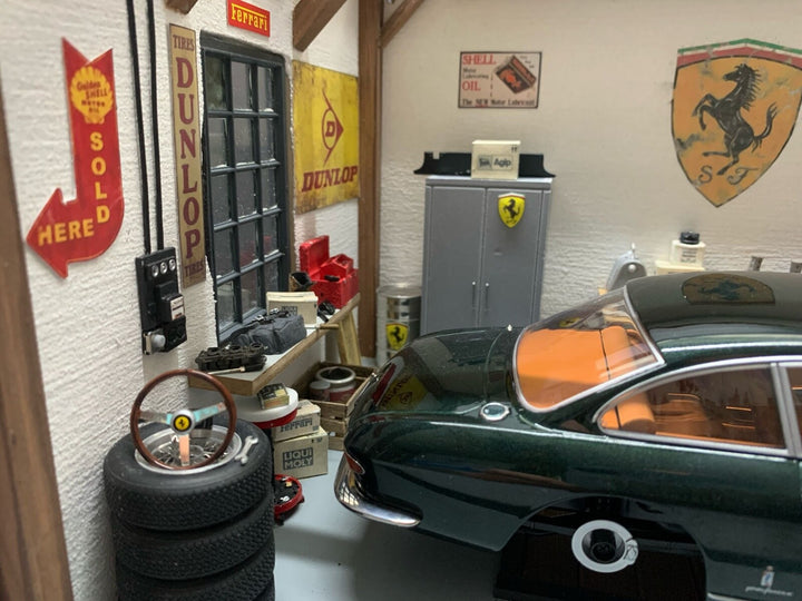 Classic Ferrari Garage Diorama with Lights [1:18 scale]