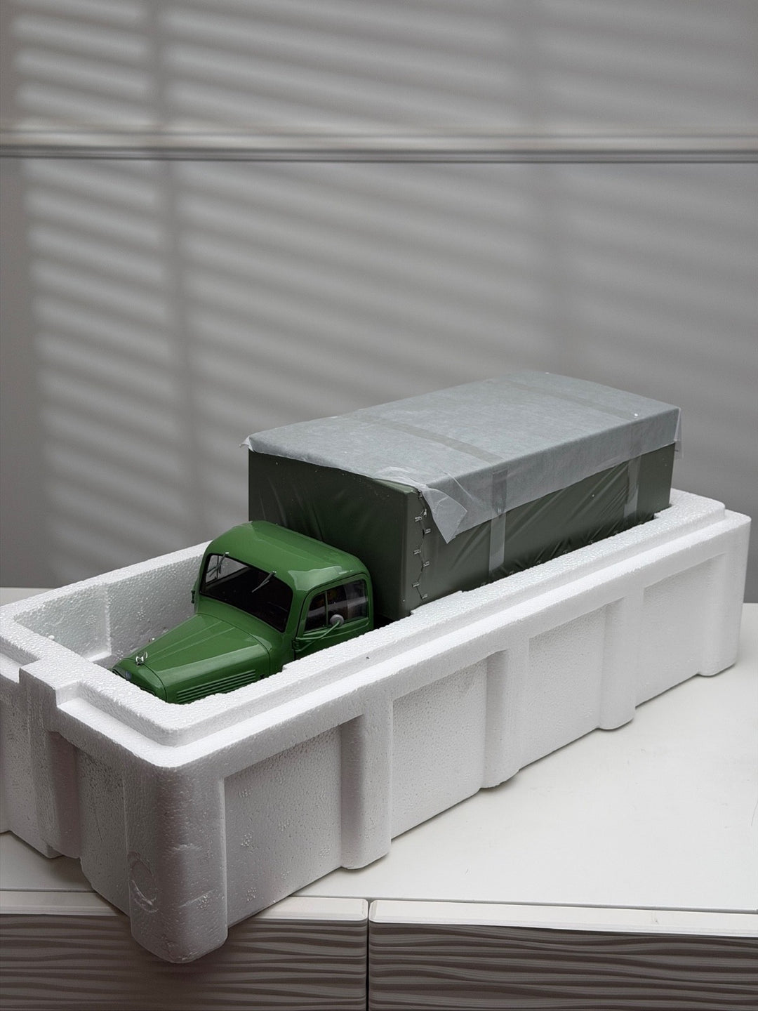 1950 Mercedes-Benz L3500 (Green/ Red) [Schuco] 1/18 scale