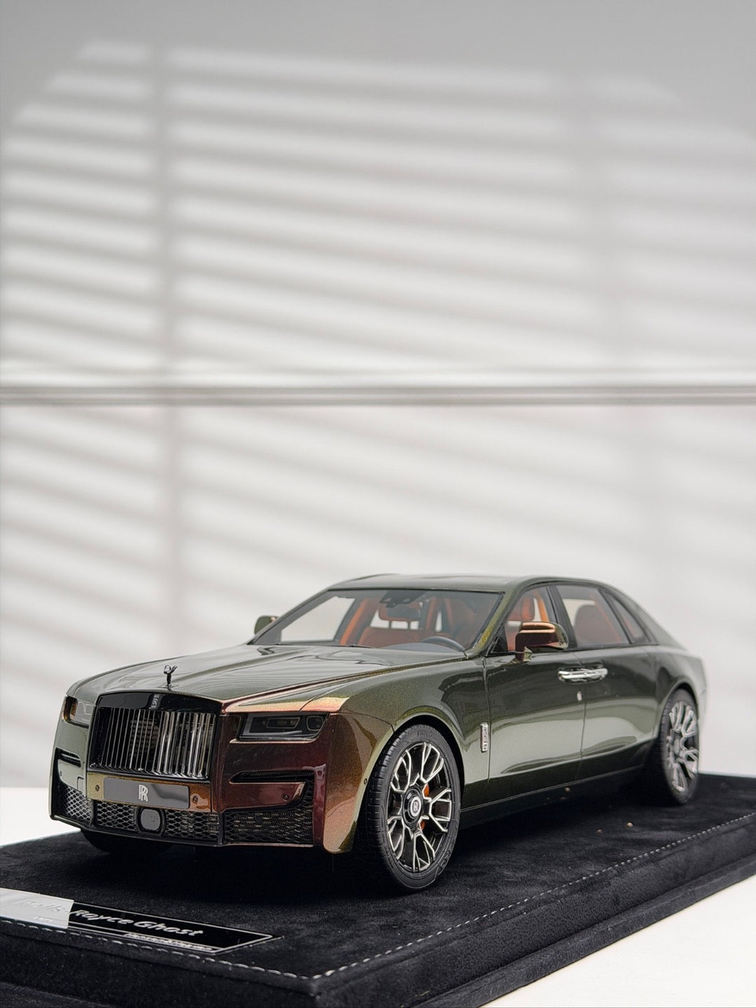 Rolls-Royce Ghost (Chameleon) [Henson&Heaven] 1/18 scale