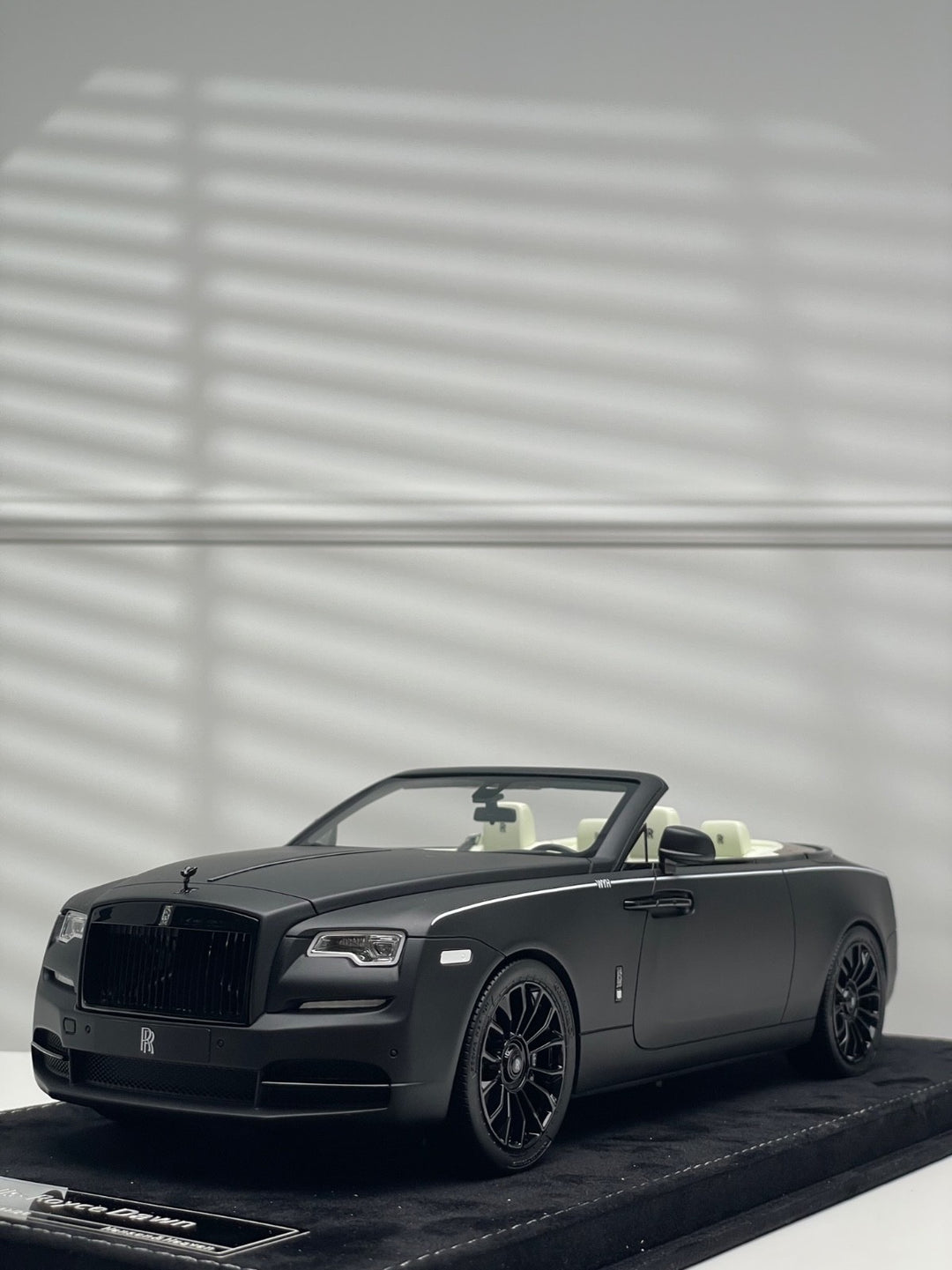 Rolls-Royce Dawn (Matte Black) [Henson&Heaven] 1/18 scale