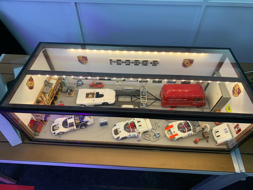 Classic Porsche Garage/ Workshop Diorama with Lights [1:18 scale]