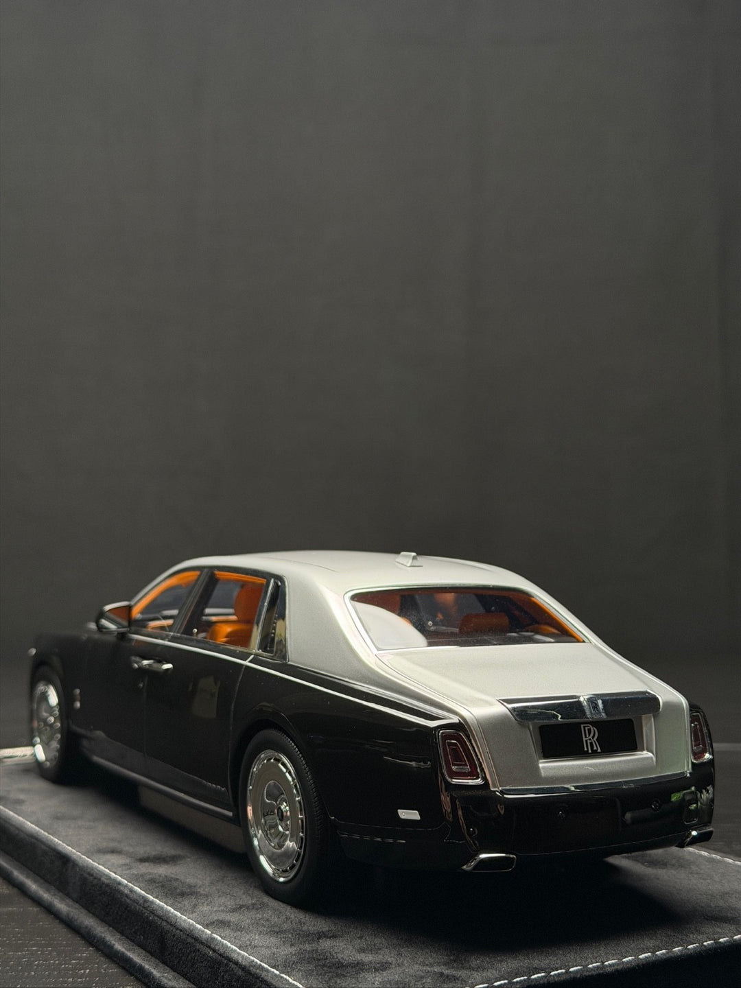 Rolls-Royce Phantom Series II Long Wheelbase (Silver/ Black) [H&H] 1/18 scale