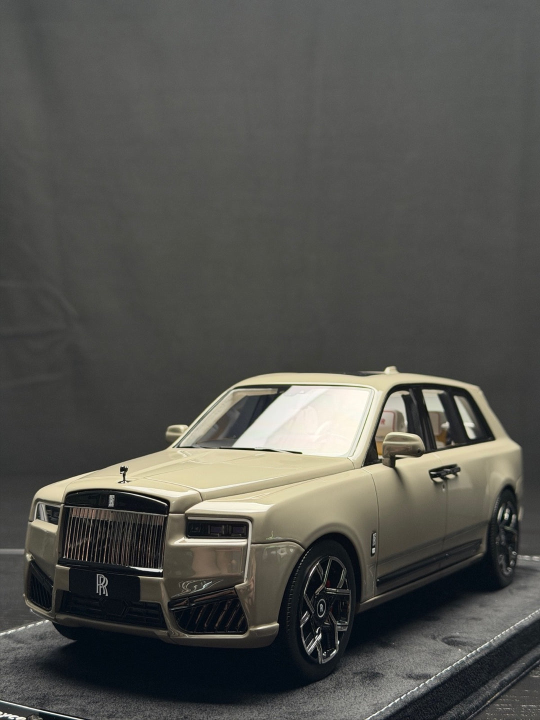 Rolls-Royce Cullinan Series II (Gray) [H&H] 1/18 scale