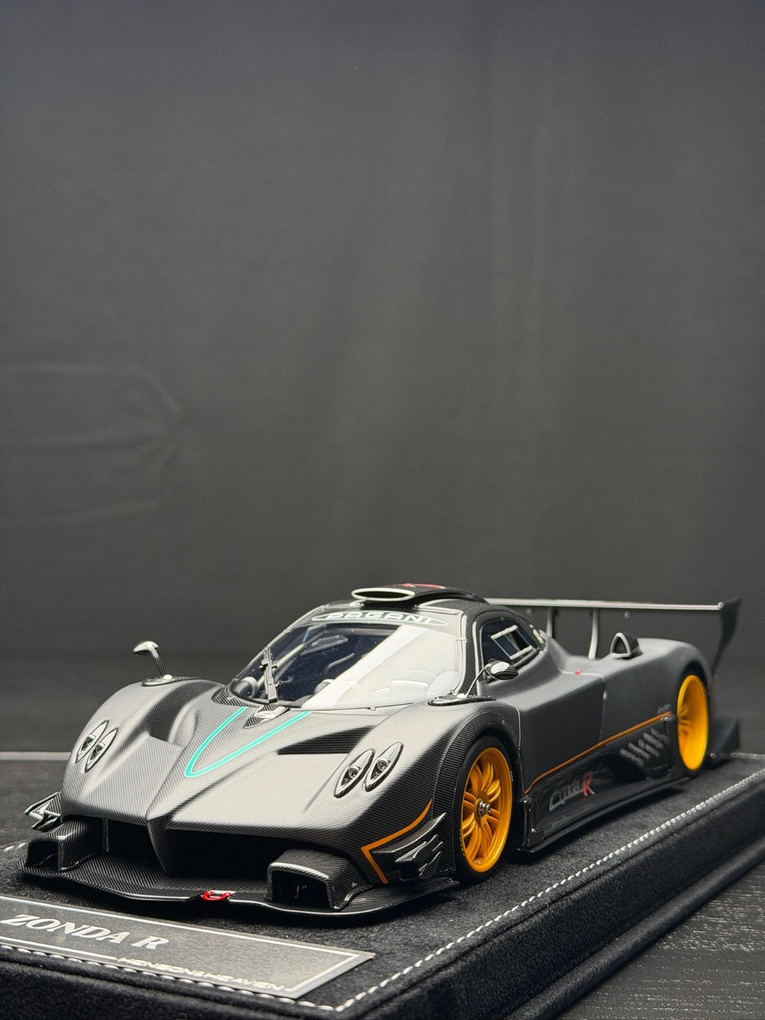 Pagani Zonda R (Matte Carbon Fiber) [Henson&Heaven] 1/18 scale