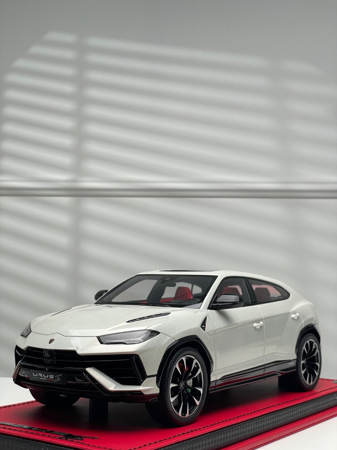 Lamborghini Urus (Fantasy White) [MR Collection] 1/18 scale