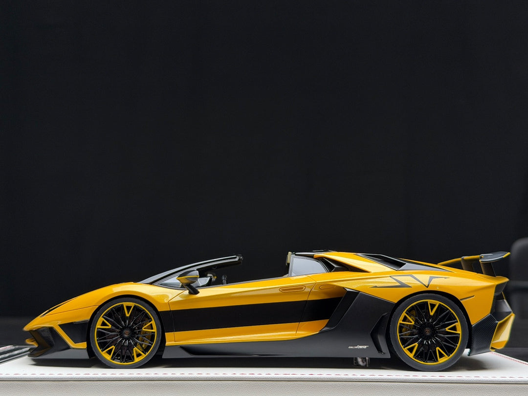 Lamborghini Aventador SV Roadster (Yellow/ Black) [Davis & Giovanni] 1:18 scale
