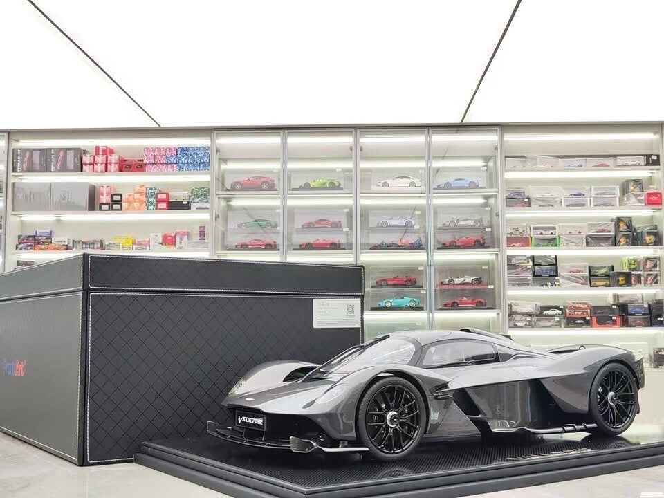Aston Martin Valkyrie (Full Carbon Fiber) [Fronti-Art] 1:8 scale